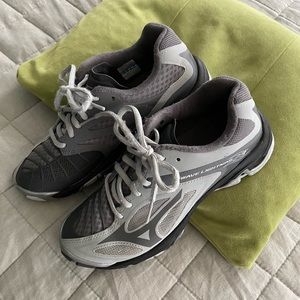 Mizuno Wave Lightning Z3, size 7